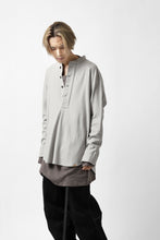 画像をギャラリービューアに読み込む, COLINA BANDED COLLAR PULLOVER SHIRT / SUPER 140s WASHABLE WOOL (GREIGE)