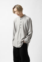 画像をギャラリービューアに読み込む, COLINA BANDED COLLAR PULLOVER SHIRT / SUPER 140s WASHABLE WOOL (GREIGE)