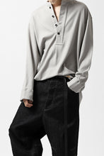 画像をギャラリービューアに読み込む, COLINA BANDED COLLAR PULLOVER SHIRT / SUPER 140s WASHABLE WOOL (GREIGE)