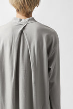 画像をギャラリービューアに読み込む, COLINA BANDED COLLAR PULLOVER SHIRT / SUPER 140s WASHABLE WOOL (GREIGE)