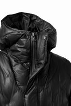 画像をギャラリービューアに読み込む, ISAMU KATAYAMA BACKLASH HOODED DOWN COAT / KANGAROO + POLISH WHITE GOOSE (BLACK)