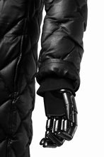 画像をギャラリービューアに読み込む, ISAMU KATAYAMA BACKLASH HOODED DOWN COAT / KANGAROO + POLISH WHITE GOOSE (BLACK)