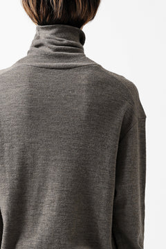 Load image into Gallery viewer, KLASICA SMOKE TURTLE NECK KNIT SWEATER / WEANER WOOL RIB (FAWN)