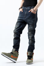 画像をギャラリービューアに読み込む, ISAMU KATAYAMA BACKLASH L/C SLIM DENIM PANTS / EXTREME STRETCH DIRTY (INDIGO)