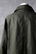 Load image into Gallery viewer, KLASICA BURRY MAC COAT / PARAFFINED COTTON (OLIVE)