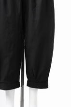 画像をギャラリービューアに読み込む, KLASICA GOSSE 2 TUCKED TROUSERS / DRY BACK TWILL (BLACK)
