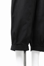 画像をギャラリービューアに読み込む, KLASICA GOSSE 2 TUCKED TROUSERS / DRY BACK TWILL (BLACK)