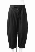 画像をギャラリービューアに読み込む, KLASICA GOSSE 2 TUCKED TROUSERS / DRY BACK TWILL (BLACK)