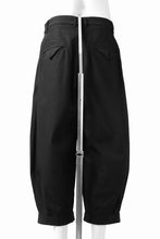 画像をギャラリービューアに読み込む, KLASICA GOSSE 2 TUCKED TROUSERS / DRY BACK TWILL (BLACK)