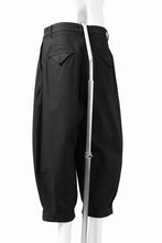画像をギャラリービューアに読み込む, KLASICA GOSSE 2 TUCKED TROUSERS / DRY BACK TWILL (BLACK)