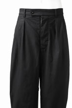 画像をギャラリービューアに読み込む, KLASICA GOSSE 2 TUCKED TROUSERS / DRY BACK TWILL (BLACK)