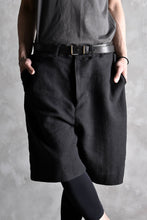 Load image into Gallery viewer, blackcrow linen-cotton woven short trousers (BLACK)
