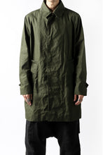 Load image into Gallery viewer, KLASICA BURRY MAC COAT / PARAFFINED COTTON (OLIVE)