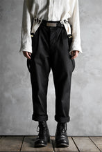 画像をギャラリービューアに読み込む, KLASICA MORROW HIGH RISE 3 TUCKED TAPERED TROUSERS / CHINO CLOTH (BLACK)