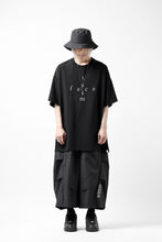 画像をギャラリービューアに読み込む, FACETASM CROSS LOGO PRINT BIG TEE (BLACK)
