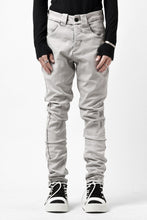 Load image into Gallery viewer, thom/krom SCAR-STITICHING DENIM PANTS / ACID BLEACH (CEMENT)
