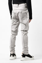 Load image into Gallery viewer, thom/krom SCAR-STITICHING DENIM PANTS / ACID BLEACH (CEMENT)