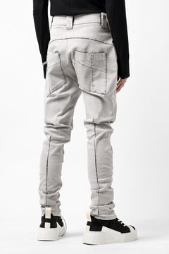 Load image into Gallery viewer, thom/krom SCAR-STITICHING DENIM PANTS / ACID BLEACH (CEMENT)