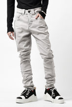 Load image into Gallery viewer, thom/krom SCAR-STITICHING DENIM PANTS / ACID BLEACH (CEMENT)