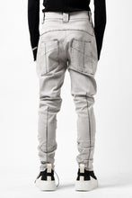 Load image into Gallery viewer, thom/krom SCAR-STITICHING DENIM PANTS / ACID BLEACH (CEMENT)