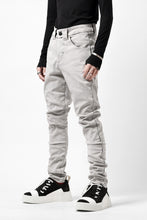 Load image into Gallery viewer, thom/krom SCAR-STITICHING DENIM PANTS / ACID BLEACH (CEMENT)