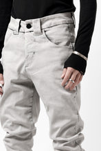 Load image into Gallery viewer, thom/krom SCAR-STITICHING DENIM PANTS / ACID BLEACH (CEMENT)