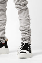 Load image into Gallery viewer, thom/krom SCAR-STITICHING DENIM PANTS / ACID BLEACH (CEMENT)