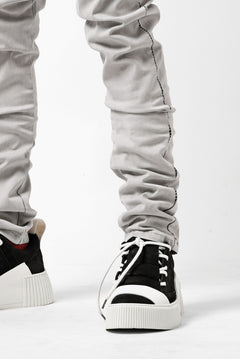 Load image into Gallery viewer, thom/krom SCAR-STITICHING DENIM PANTS / ACID BLEACH (CEMENT)