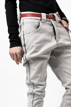 Load image into Gallery viewer, thom/krom SCAR-STITICHING DENIM PANTS / ACID BLEACH (CEMENT)