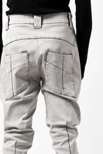 Load image into Gallery viewer, thom/krom SCAR-STITICHING DENIM PANTS / ACID BLEACH (CEMENT)
