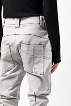 Load image into Gallery viewer, thom/krom SCAR-STITICHING DENIM PANTS / ACID BLEACH (CEMENT)