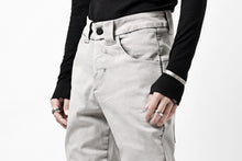 Load image into Gallery viewer, thom/krom SCAR-STITICHING DENIM PANTS / ACID BLEACH (CEMENT)