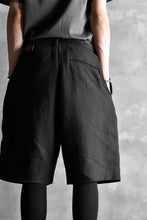 Load image into Gallery viewer, blackcrow linen-cotton woven short trousers (BLACK)