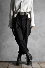 画像をギャラリービューアに読み込む, KLASICA MORROW HIGH RISE 3 TUCKED TAPERED TROUSERS / CHINO CLOTH (BLACK)