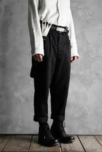 画像をギャラリービューアに読み込む, KLASICA MORROW HIGH RISE 3 TUCKED TAPERED TROUSERS / CHINO CLOTH (BLACK)
