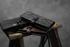 Load image into Gallery viewer, ISAMU KATAYAMA BACKLASH SMART PHONE CASE/PURSE / ITALY DOUBLE SHOULDER (DARK BROWN)