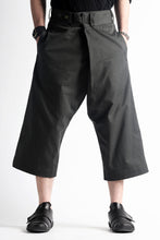 画像をギャラリービューアに読み込む, daska wrap cropped pants / organic chino (SUMI-KURO)