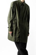 Load image into Gallery viewer, KLASICA BURRY MAC COAT / PARAFFINED COTTON (OLIVE)