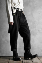 画像をギャラリービューアに読み込む, KLASICA MORROW HIGH RISE 3 TUCKED TAPERED TROUSERS / CHINO CLOTH (BLACK)