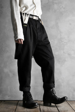画像をギャラリービューアに読み込む, KLASICA MORROW HIGH RISE 3 TUCKED TAPERED TROUSERS / CHINO CLOTH (BLACK)