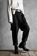 画像をギャラリービューアに読み込む, KLASICA MORROW HIGH RISE 3 TUCKED TAPERED TROUSERS / CHINO CLOTH (BLACK)