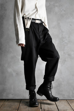 画像をギャラリービューアに読み込む, KLASICA MORROW HIGH RISE 3 TUCKED TAPERED TROUSERS / CHINO CLOTH (BLACK)