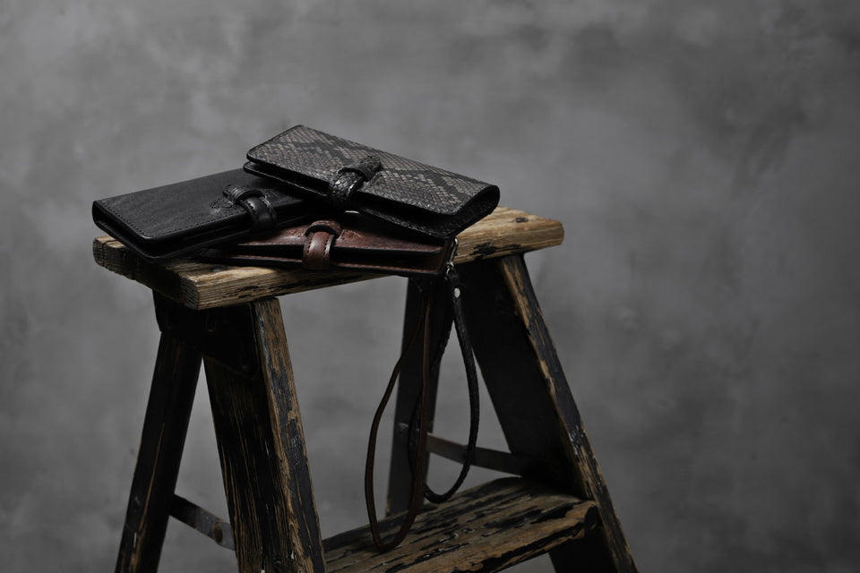 Load image into Gallery viewer, ISAMU KATAYAMA BACKLASH SMART PHONE CASE/PURSE / ITALY DOUBLE SHOULDER (DARK BROWN)