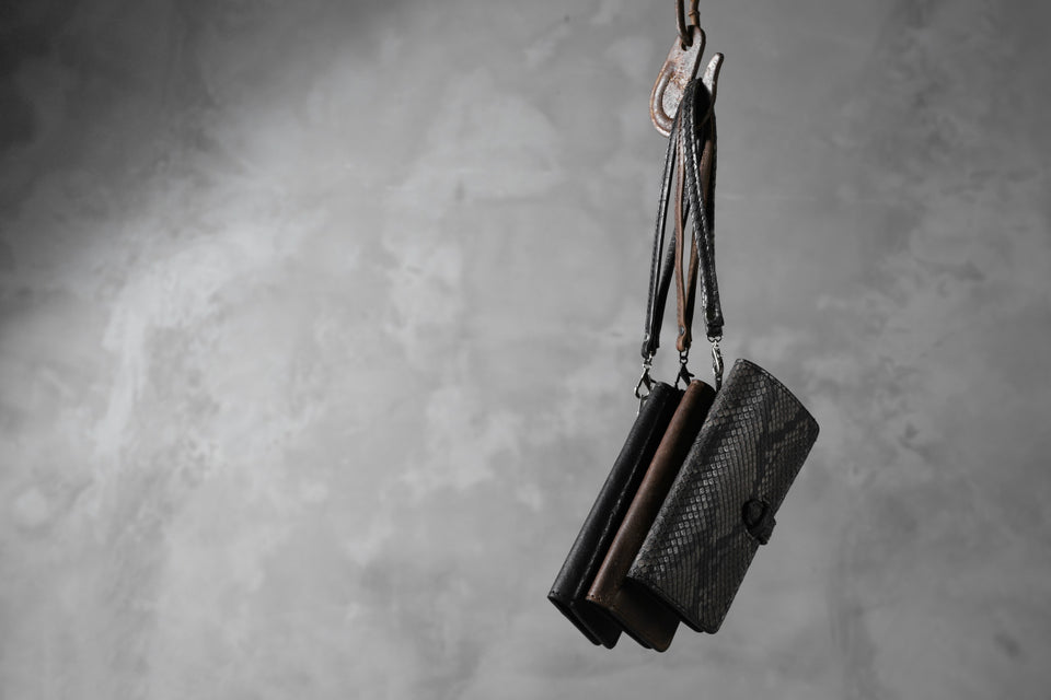 Load image into Gallery viewer, ISAMU KATAYAMA BACKLASH SMART PHONE CASE/PURSE / ITALY DOUBLE SHOULDER (DARK BROWN)