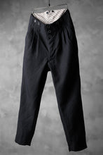 Load image into Gallery viewer, KLASICA 3TUCK TAPERED TROUSERS / RAMIE (CARBON)