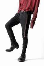 画像をギャラリービューアに読み込む, thomkrom OVERLOCKED SKINNY TROUSERS / STRETCH DENIM (BLACK)