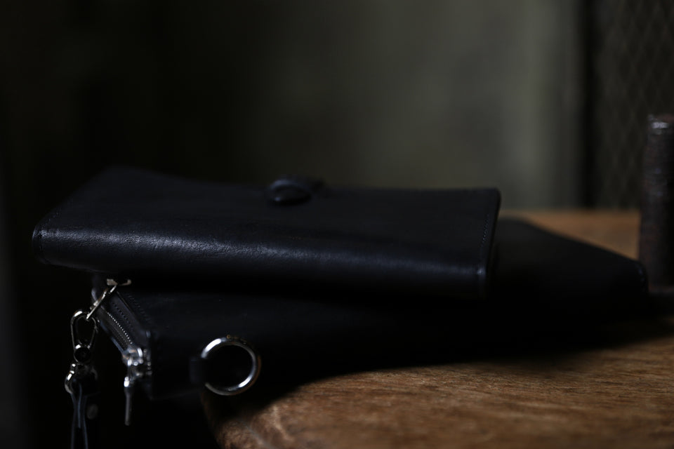 Load image into Gallery viewer, ISAMU KATAYAMA BACKLASH ROUND FASTNER WALLET / ITALY HORSE LEATHER (VACHETTA FINISHED / BLACK)