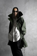 Load image into Gallery viewer, KLASICA WATER FALL MODS COAT / Ventile® UK L24 (OLIVE)