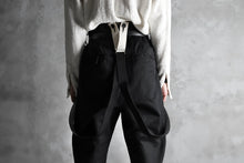 画像をギャラリービューアに読み込む, KLASICA MORROW HIGH RISE 3 TUCKED TAPERED TROUSERS / CHINO CLOTH (BLACK)