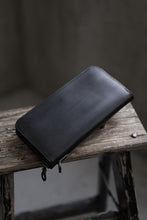 Load image into Gallery viewer, ISAMU KATAYAMA BACKLASH ROUND FASTNER WALLET / GUIDI OILED-CALF (BLACK)